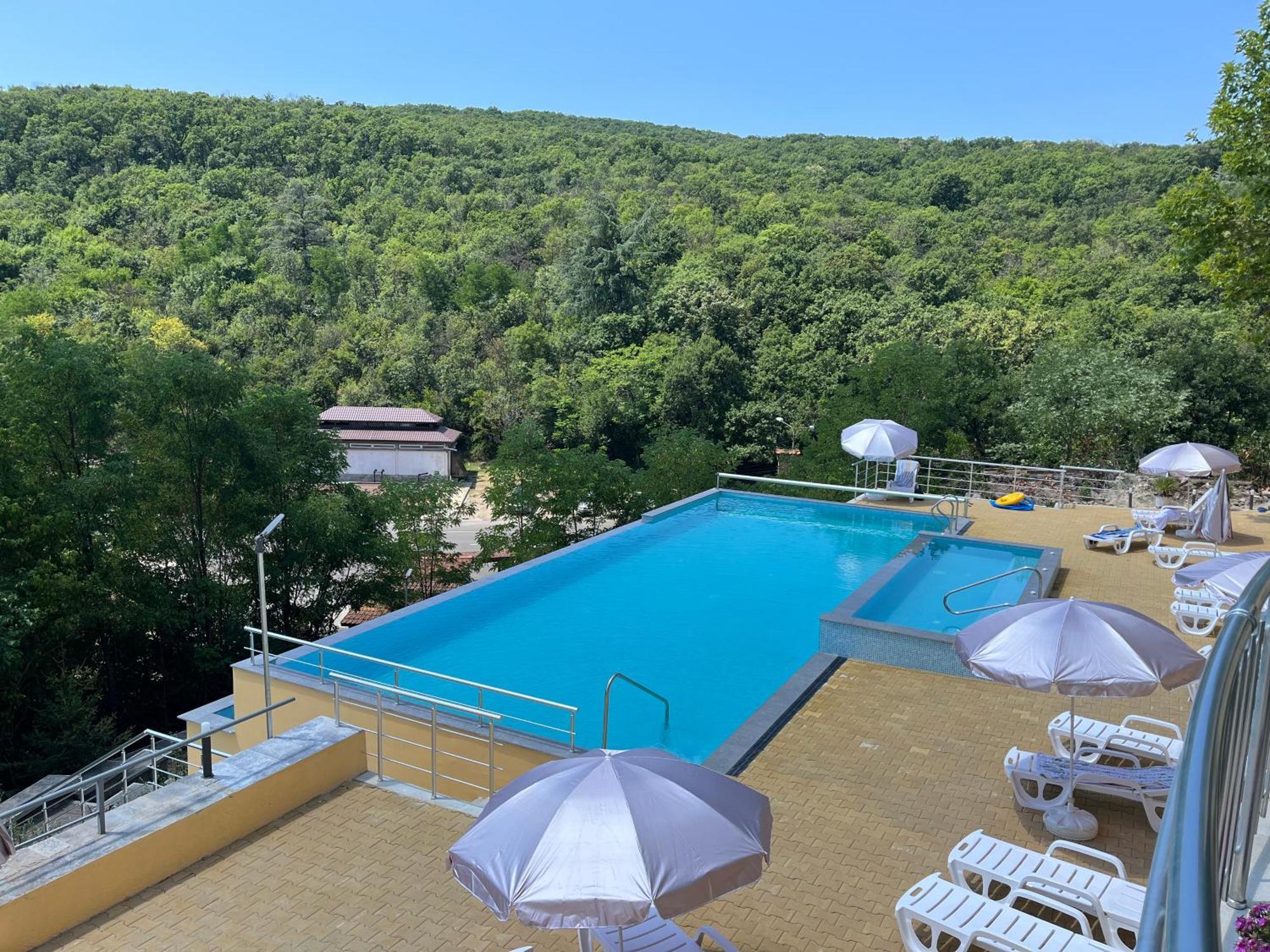 Hotel Bojur Mineralni Bani Buitenkant foto